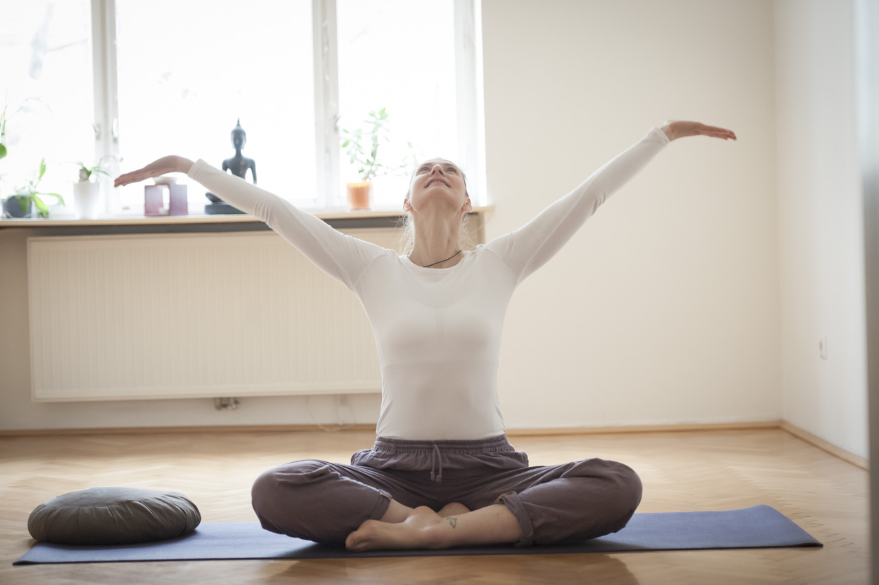 Heike Paul sitzend in einer Yogapose